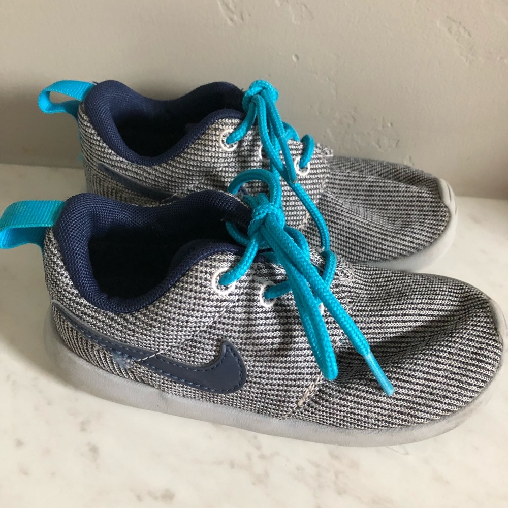EUC Nike shoes size 8c
